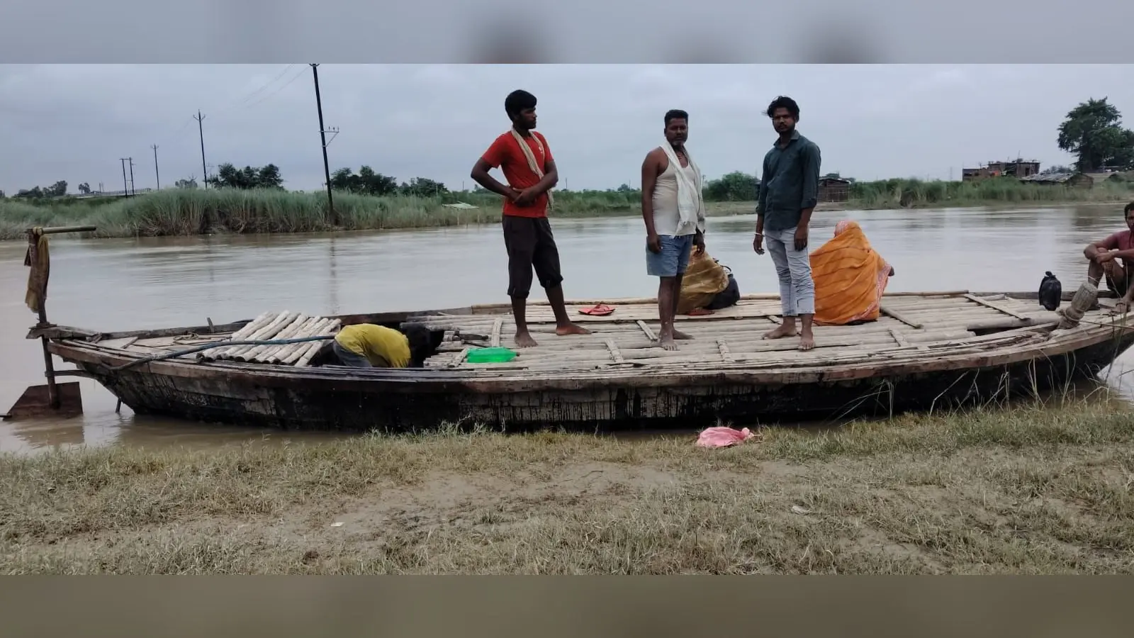 दरभंगा: नाव के इंतजार में छूट रही कक्षाएं, ग्रामीणों ने व्यवस्था सुधारने की मांग उठाई