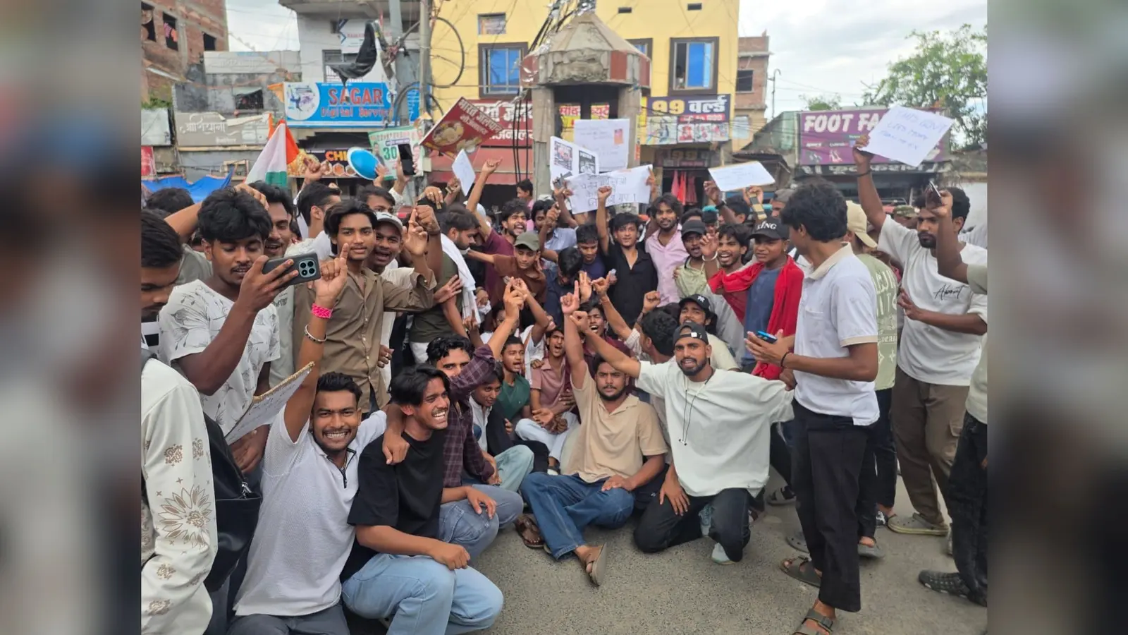 दिल्ली लाठीचार्ज की गूंज सीतामढ़ी तक, छात्रों ने सड़क जाम कर जताया विरोध