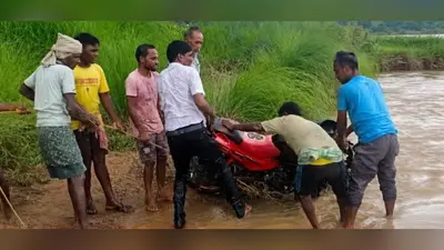 मूसलाधार बारिश में डुलुंग नदी का रौद्र रूप, पुल को पार करते समय गिरा बाइक सवार, ग्रामीणों ने बचाया