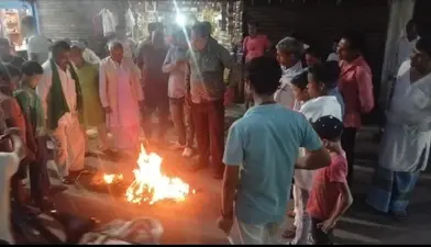 गया जी : छात्रों के समर्थन में टिकारी में विरोध मार्च, शिक्षा व्यवस्था में सुधार की उठी मांग