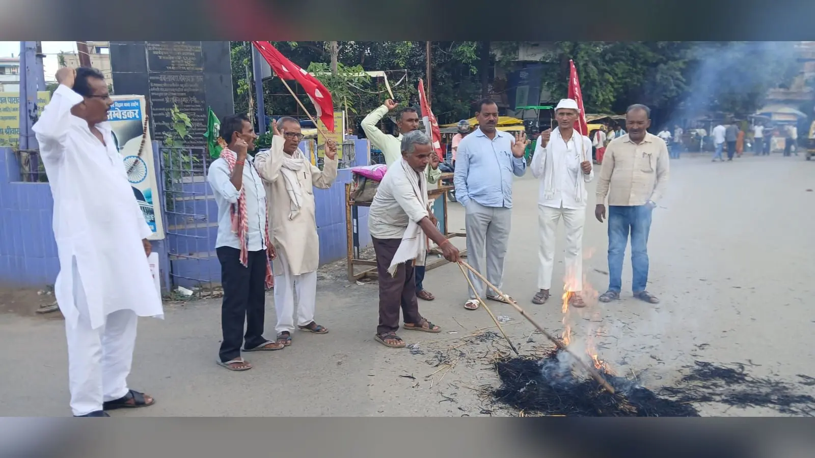 जहानाबाद: भारत-अमेरिका ट्रेड डील के विरोध में किसान संगठनों का प्रतिरोध मार्च, मोदी-ट्रंप का पुतला दहन