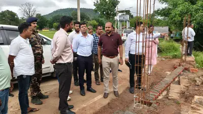 गोला प्रखंड में विकास योजनाओं व जनहित सेवाओं का DC ऋतुराज ने लिया जायजा