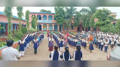 आदर्श मध्य विद्यालय के मर्जर के खिलाफ आक्रोशित हुए ग्रामीण, DM को सौंपा ज्ञापन; चक्का जाम की दी चेतावनी