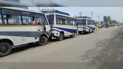 औरंगाबाद : ओवरब्रिज के पास सड़क पर बसों का अवैध पड़ाव, जाम और हादसे का बढ़ा खतरा, परिवहन विभाग के आदेश बेअसर