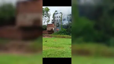 कचमचिया पातर टोला में जर्जर तारों से फिर लगी आग, ग्रामीणों ने चंदा जुटाकर बदले बिजली के तार
