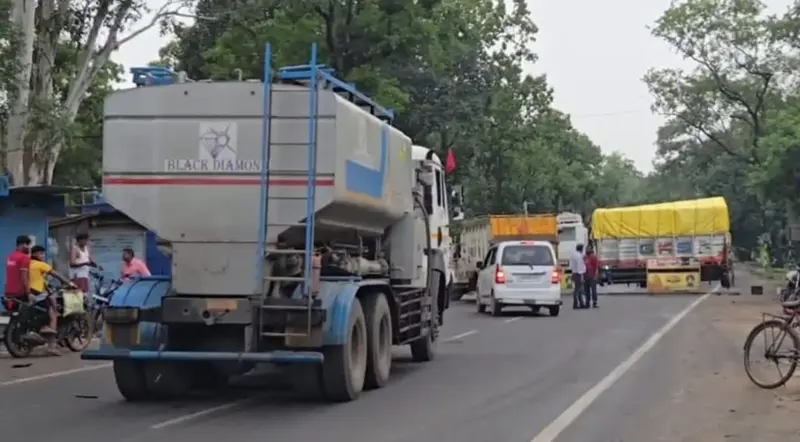 बस से गिरकर युवक की मौत, आक्रोशित ग्रामीणों ने किया सड़क जाम