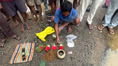 भगवान भरोसे सड़कः मरम्मत नहीं होने पर ग्रामीणों ने बीच सड़क पर की पूजा-अर्चना