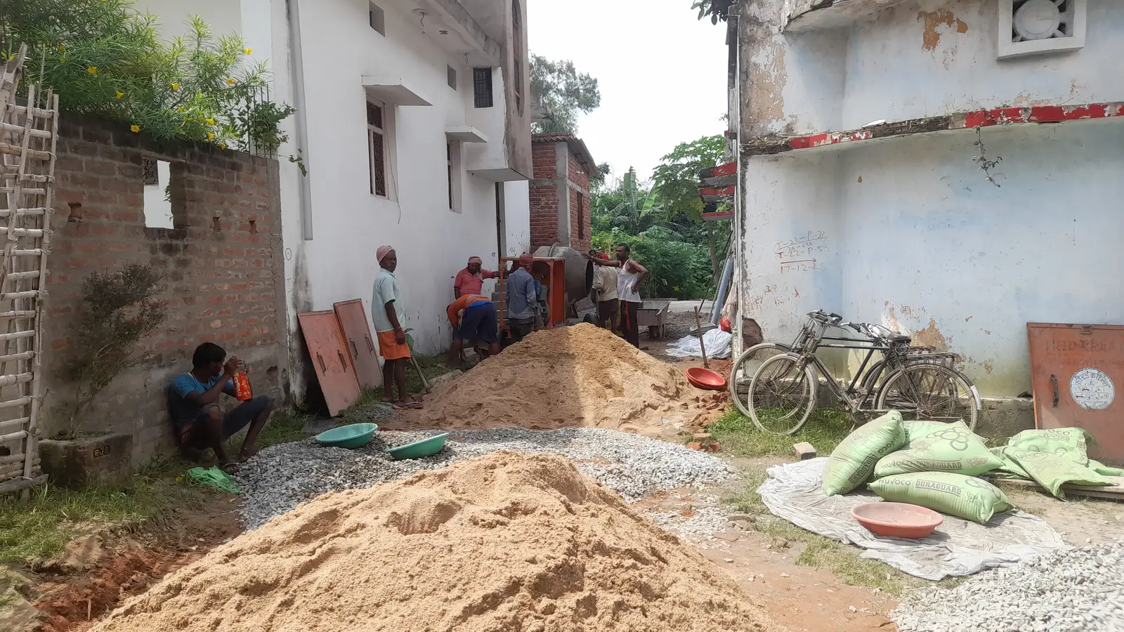 लदनियां: महुलिया में वर्षों का इंतजार खत्म, सहायक सड़क का निर्माण कार्य शुरू