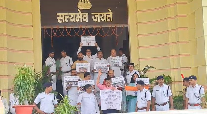 हाथ में बैनर-पोस्टर लिए विपक्ष के नेता 