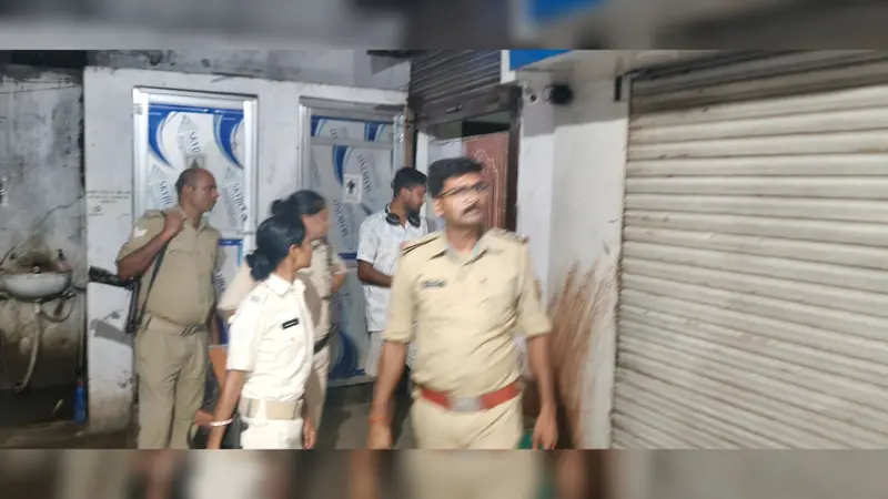 बंधन बैंक में अचानक बजने लगा इमरजेंसी सायरन, पहुंची पुलिस तो ये मामला आया सामने