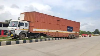 औरंगाबाद में हादसा टला, NH-19 पर तेज रफ्तार कंटेनर डिवाइडर पर चढ़ा, चालक समेत सभी सुरक्षित