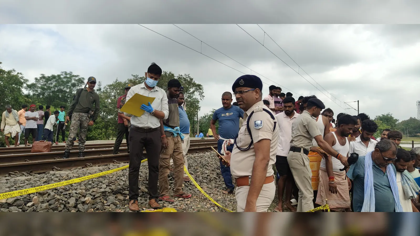 शादी के तीन महीने बाद झाझा रेलवे ट्रैक किनारे मिली नवविवाहिता की लाश, हत्या की आशंका से मचा हड़कंप