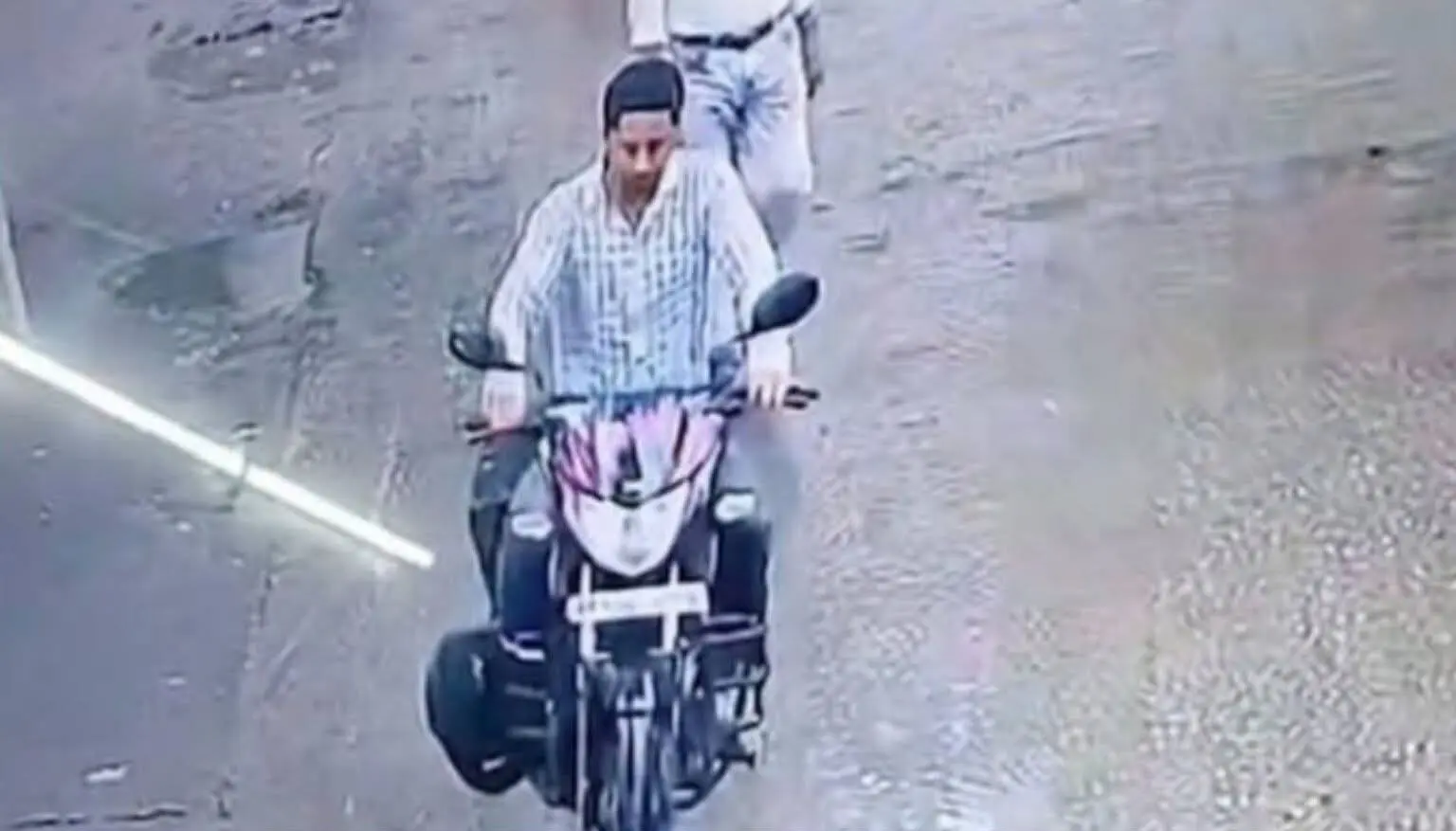 अररिया सदर अस्पताल से ग्लैमर बाइक चोरी, सीसीटीवी में कैद हुआ आरोपी