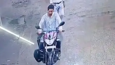 अररिया सदर अस्पताल से ग्लैमर बाइक चोरी, सीसीटीवी में कैद हुआ आरोपी