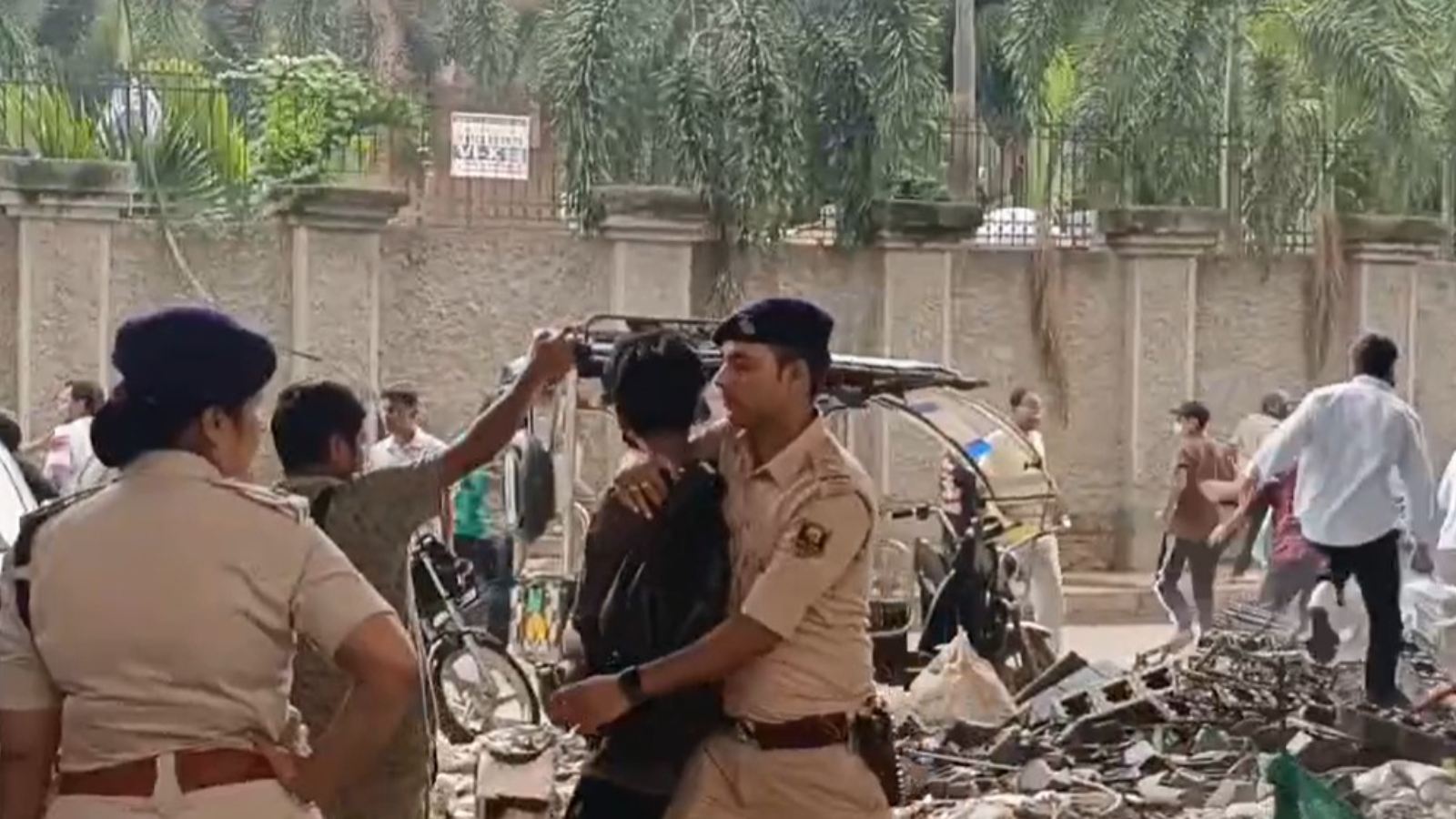 पटना कॉलेज के बाहर छात्रों को पुलिस ने खदेड़ा