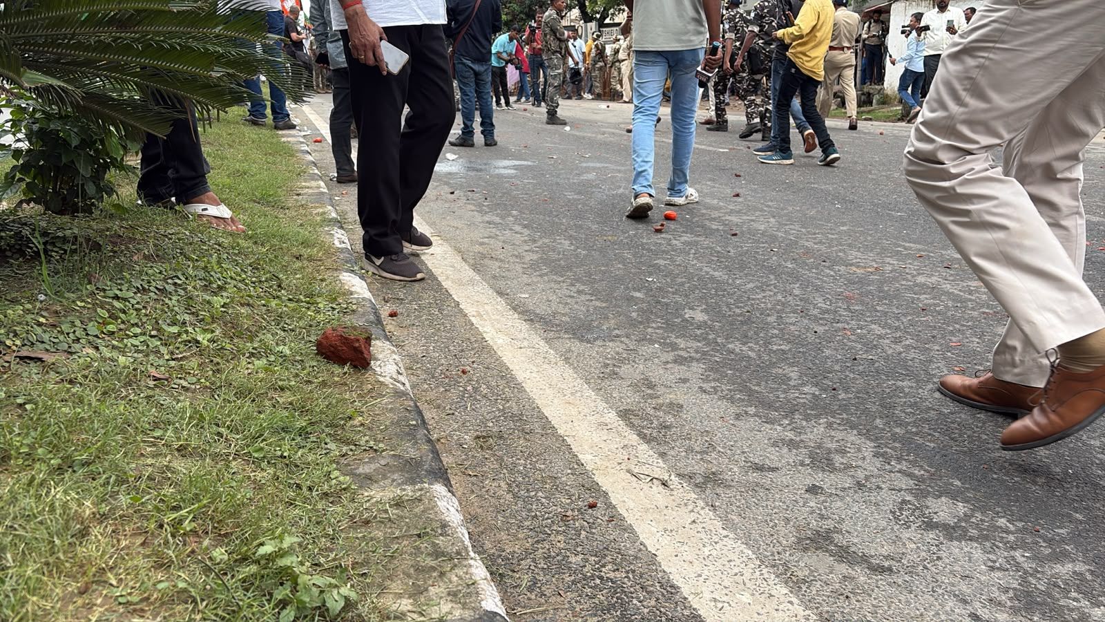 कार्यकर्ताओं को रोकने के लिए घटनास्थल पर तैनात जवान