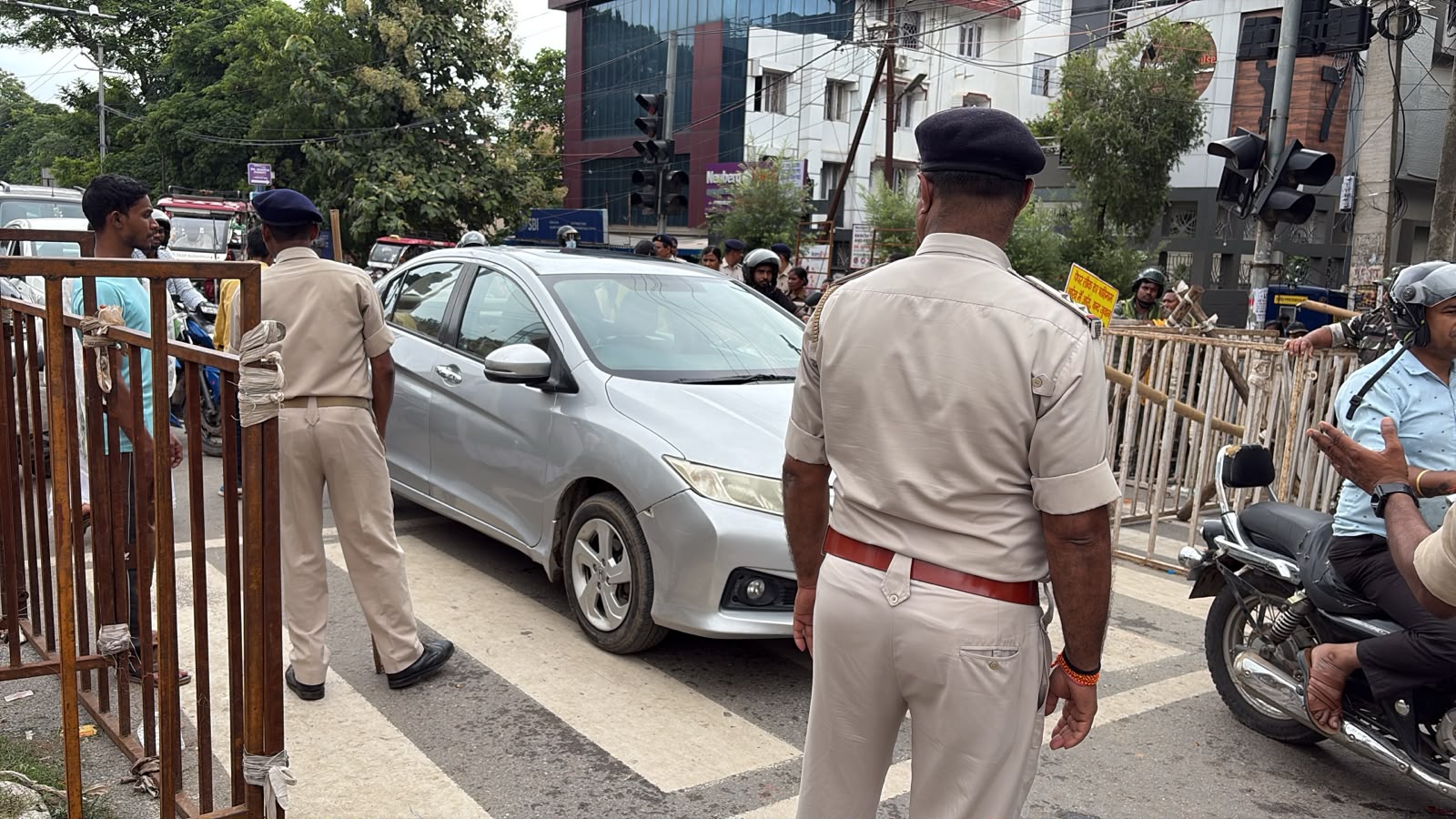 प्रदर्शन के बाद मौके पर तैनात पुलिस कर्मी ट्रैफिक व्यवस्था संभालते हुए