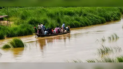 कुशेश्वरस्थान पूर्वी में सरकारी नाव पर अवैध किराया वसूली का आरोप, बाढ़ पीड़ितों में आक्रोश