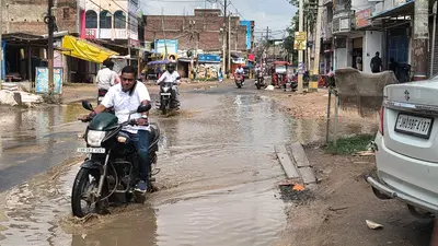 बारिश ने खोली नगर पंचायत की पोल, जलजमाव में पलटा ई-रिक्शा, लोगों ने की स्थायी समाधान की मांग