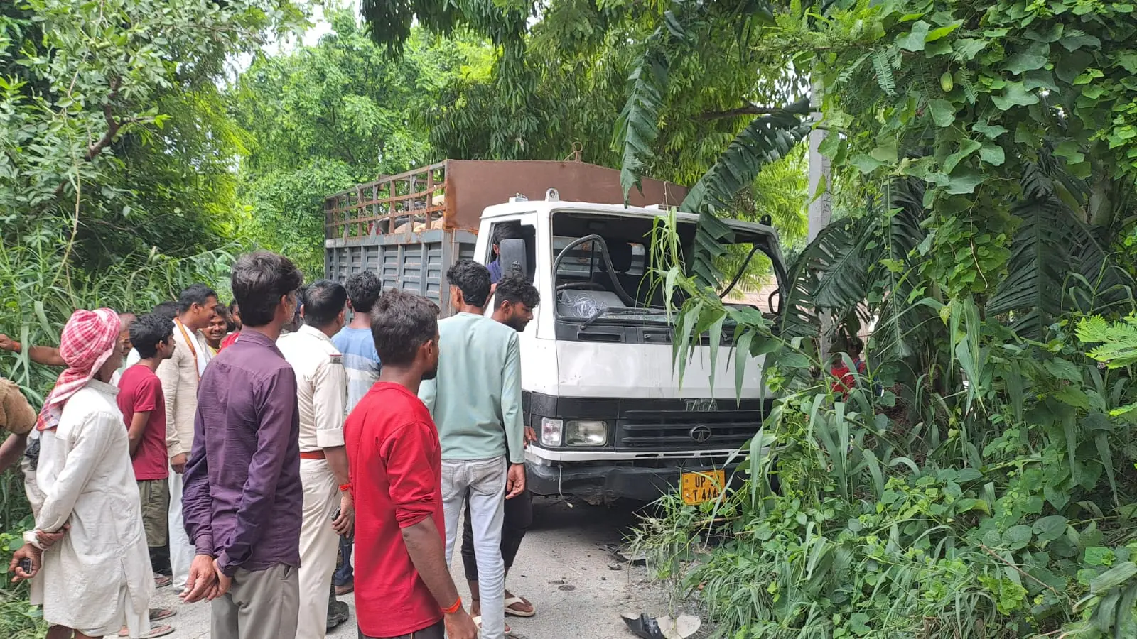 गोपालगंज के भोरे में DCM ट्रक और बाइक की भीषण टक्कर, बाइक सवार गंभीर घायल