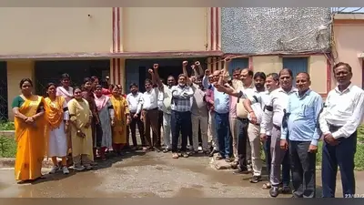 बिहार सरकार के प्रस्तावित उच्च शिक्षा विधेयक के विरोध में एपीएसएम कॉलेज के शिक्षकों व कर्मियों ने लगाया काला बिल्ला