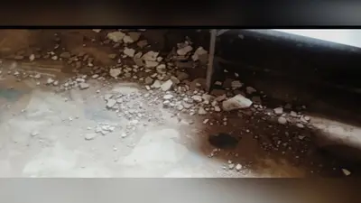 स्कूल के छत का प्लास्टर गिरा, बाल बाल बचे बच्चे