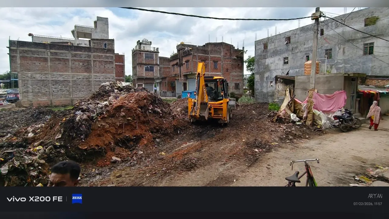 सिकटा बाजार में वर्षों बाद हटा कचरे का अंबार, खुला स्टेशन जाने का रास्ता, लोगों ने ली राहत की सांस