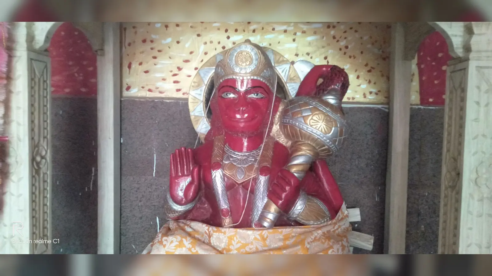 संकट मोचन हनुमान मंदिर का ताला तोड़कर चांदी का मुकुट चोरी, ग्रामीणों में रोष