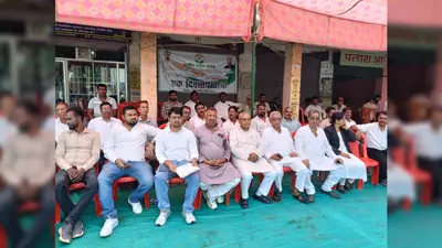 केंद्रीय शिक्षा मंत्री के इस्तीफे की मांग को लेकर कांग्रेस का धरना, राष्ट्रपति के नाम उपायुक्त को सौंपा ज्ञापन
