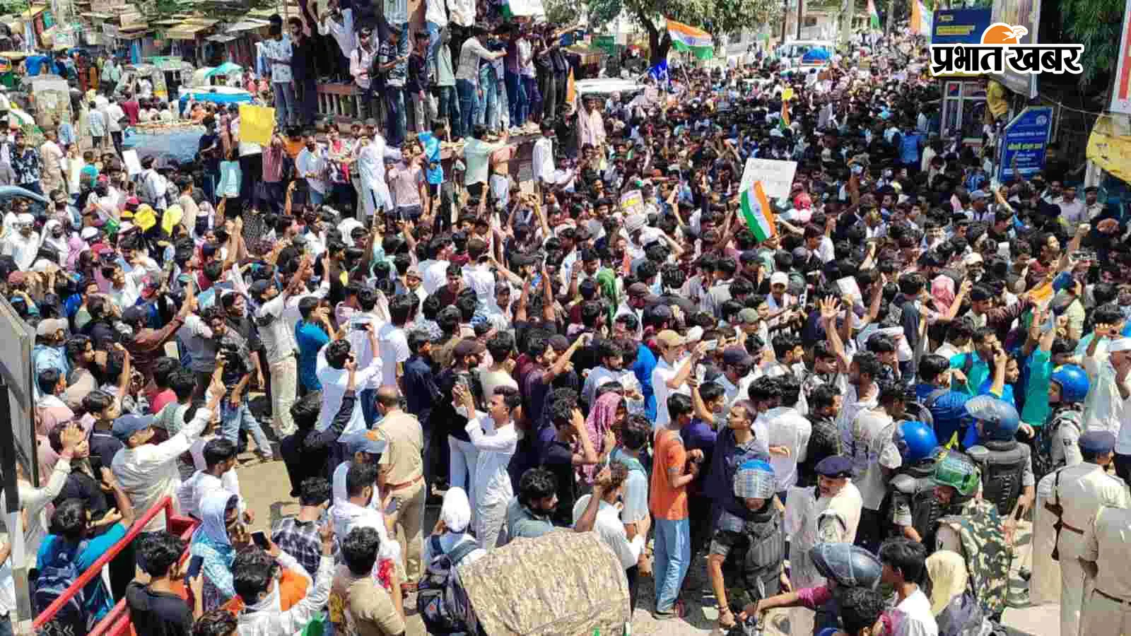 दरभंगा: लोहिया चौक पर छात्रों के प्रदर्शन में हंगामा, पुलिस ने किया लाठीचार्ज