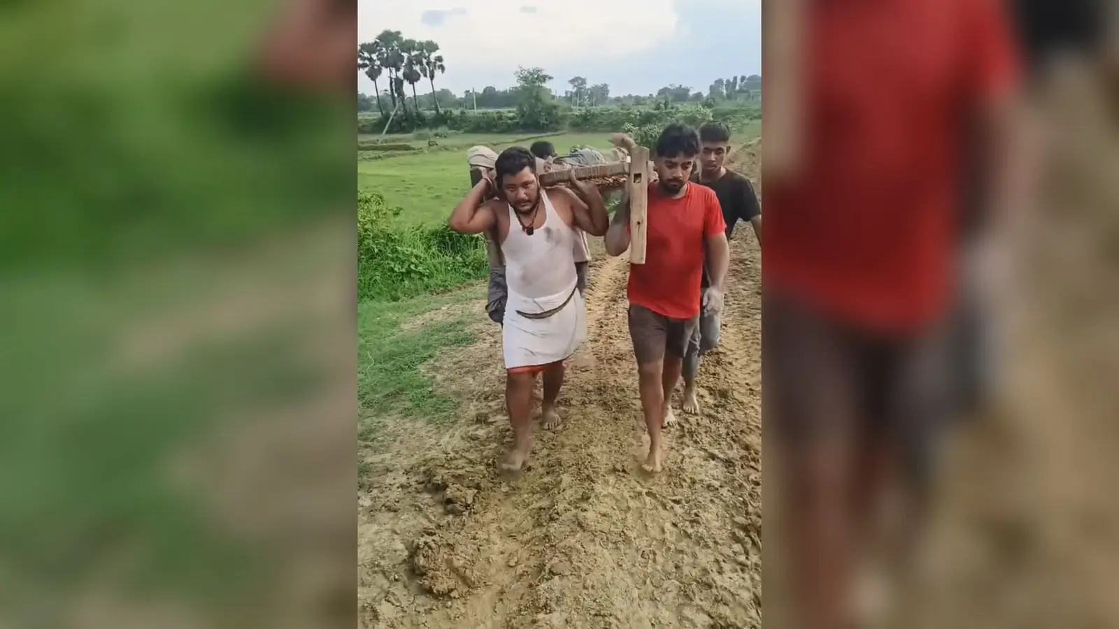 नवादा में बिजली से झुलसे बुजुर्ग को 2 KM तक खाट पर ढोना पड़ा, सड़क नहीं होने से एंबुलेंस भी नहीं पहुंची