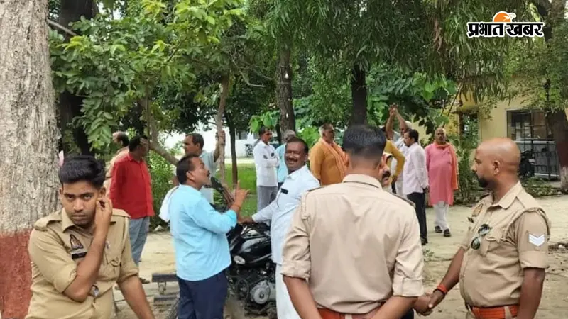 रोटी पर संग्राम, अयोध्या में भाजपा कार्यकर्ताओं के बीच चले लात-घूंसे, दो पक्षों में भारी मारपीट