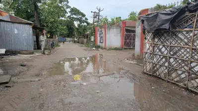 करोड़ों के राजस्व वाले निबंधन कार्यालय का प्रवेश मार्ग बदहाल, कीचड़ और जलजमाव से जूझ रहे लोग