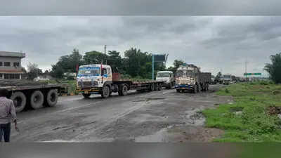 चालान काटने से नाराज चालक ने सड़क पर किया हंगामा, लगाए नारे