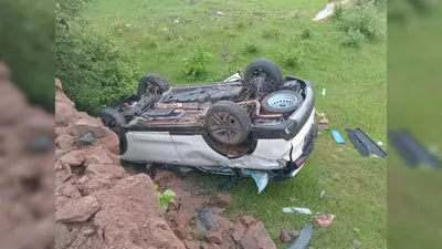 तेज रफ्तार कार रेलिंग तोड़कर 10 फीट नीचे गिरी, तीन घायल