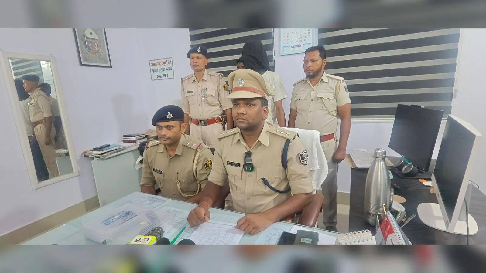 सोशल मीडिया पर हथियार लहराने वाला युवक गिरफ्तार, दो देशी कट्टा बरामद