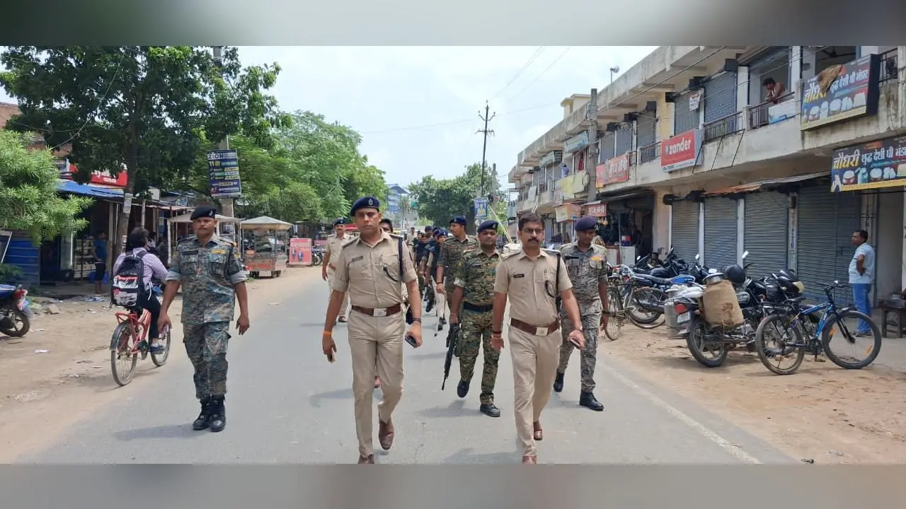 गोपालगंज में NEET छात्रों के प्रस्तावित आंदोलन से पहले पुलिस का फ्लैग मार्च, सोशल मीडिया पर भी कड़ी निगरानी