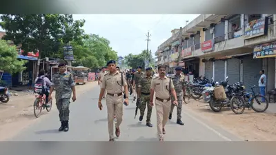 गोपालगंज में NEET छात्रों के प्रस्तावित आंदोलन से पहले पुलिस का फ्लैग मार्च, सोशल मीडिया पर भी कड़ी निगरानी