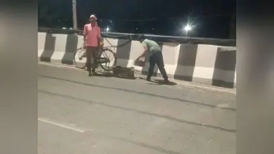 नालंदा : भरावपर फ्लाईओवर पर बिखरा बालू हटाया गया, हादसे की आशंका हुई खत्म