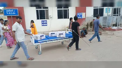 गया जी : मरीजों के नए बेड पर ढोया गया पंखा, मगध मेडिकल अस्पताल की व्यवस्था पर उठे सवाल