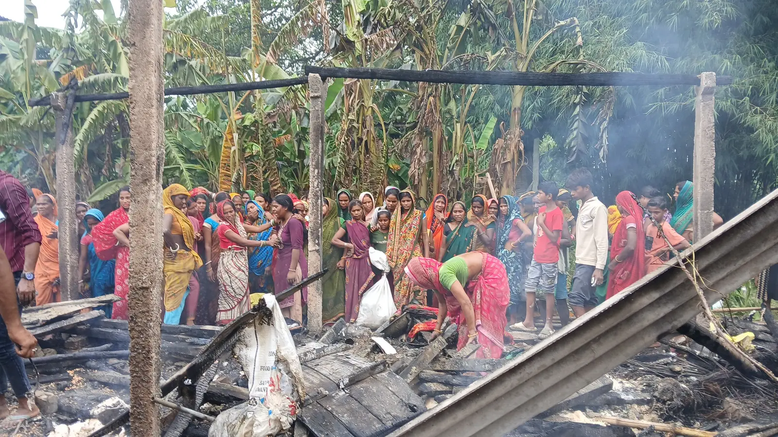 बेगूसराय में भीषण आग से परिवार तबाह, बेटी की शादी के जेवर और नकद राख