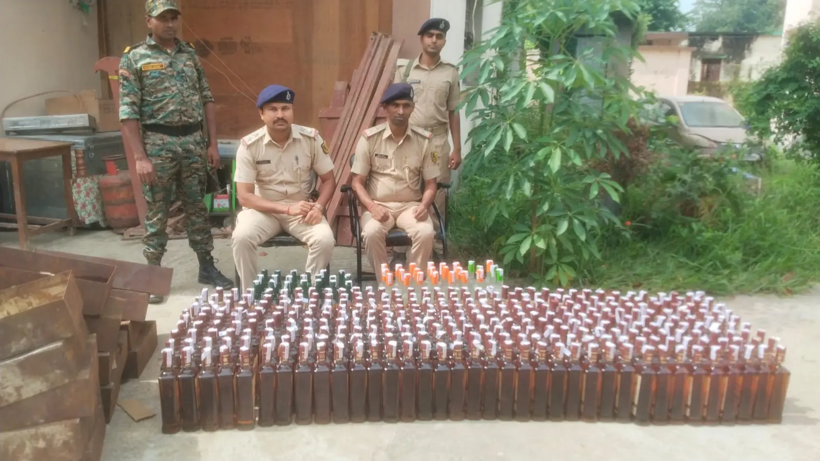छापेमारी के दौरान पुलिस के हाथ लगी बड़ी खेप, तस्कर भाग निकला, बस और बाइक जब्त