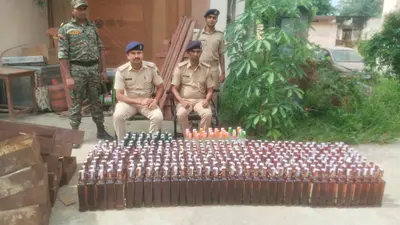 छापेमारी के दौरान पुलिस के हाथ लगी बड़ी खेप, तस्कर भाग निकला, बस और बाइक जब्त