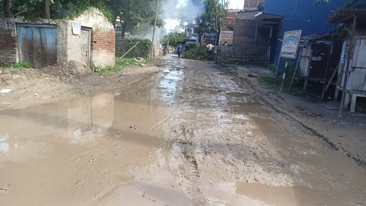 सड़क खोदकर छोड़ दी, बारिश में कीचड़ बना आफत... स्कूल जाने वाले बच्चे भी हो रहे परेशान