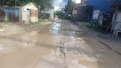 सड़क खोदकर छोड़ दी, बारिश में कीचड़ बना आफत... स्कूल जाने वाले बच्चे भी हो रहे परेशान