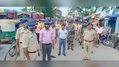 मोतिहारी: रक्सौल में कानून-व्यवस्था को लेकर फ्लैग मार्च, अतिक्रमण हटाकर दुकानदारों को चेतावनी