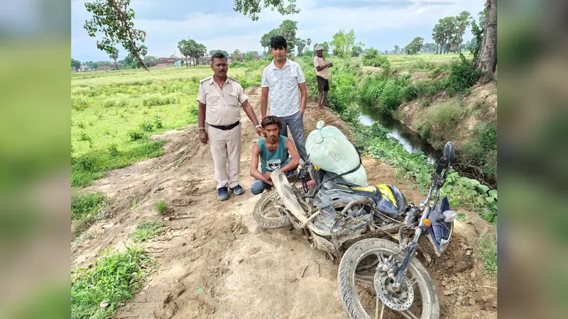 नवादा: रजौली में 150 लीटर महुआ शराब के साथ तस्कर गिरफ्तार, बाइक भी जब्त