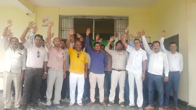 सीवान में कृषि समन्वयकों का धरना, शशि रंजन के निलंबन वापसी की मांग; कार्य बहिष्कार की चेतावनी