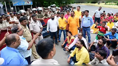 नियोजन की मांग को ले इस्पात भवन पहुंचे परिजन-ग्रामीण, CISF-होमगार्ड के साथ झड़प