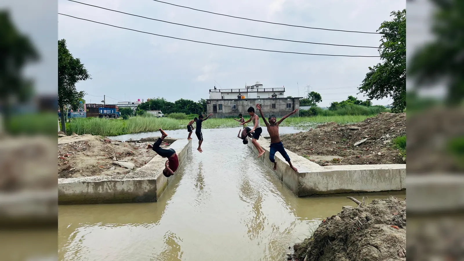 गोपालगंज में रील के लिए जान जोखिम में डाल रहे किशोर, फुलवरिया के तालाब में रोज हो रहे खतरनाक स्टंट